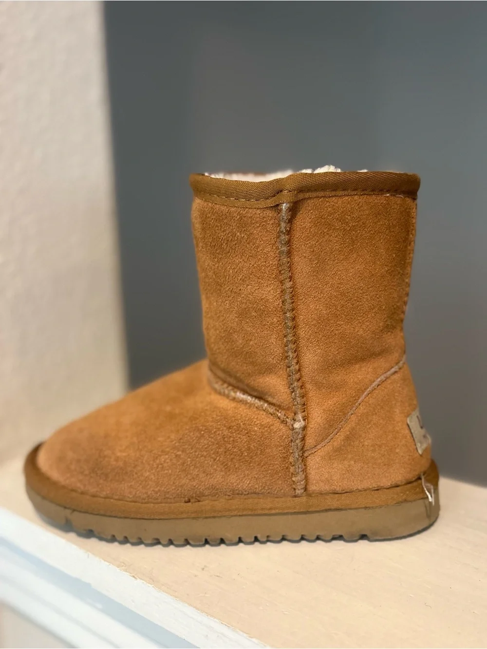 UGG Kids' Classic II Water-Resistant Shearling Brown Little GirlsBoots Size 1.5Y